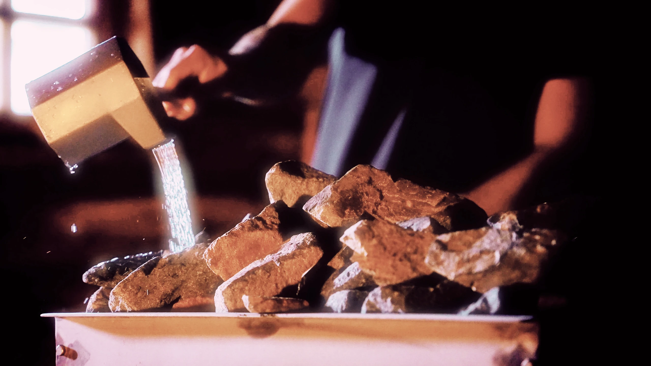 Saunameister bei Aufgusszeremonie Saunameister bei Aufgusszeremonie