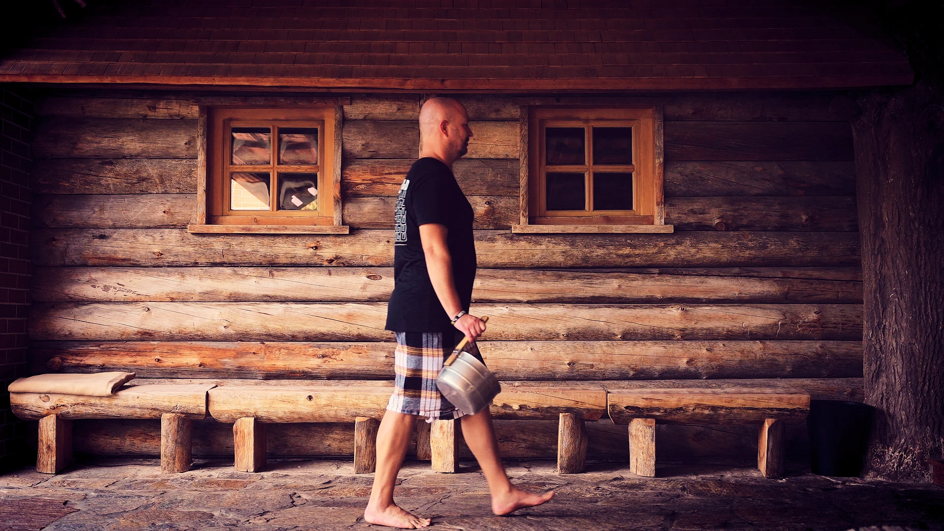 Saunameister bei der Durchführung eines traditionellen Aufgusses