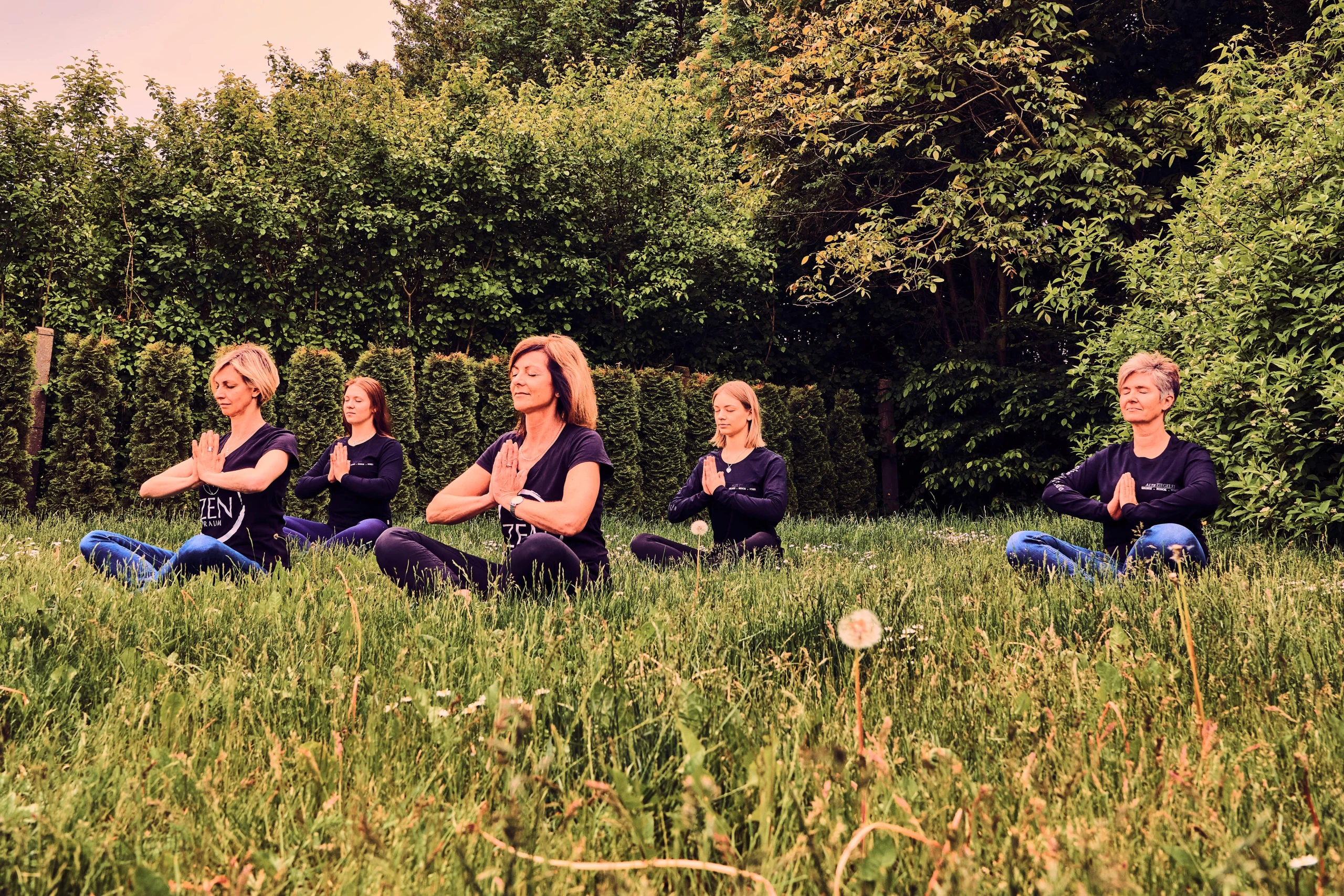 Große Kurswiese für Yoga-Sommerkurse Große Kurswiese für Yoga-Sommerkurse