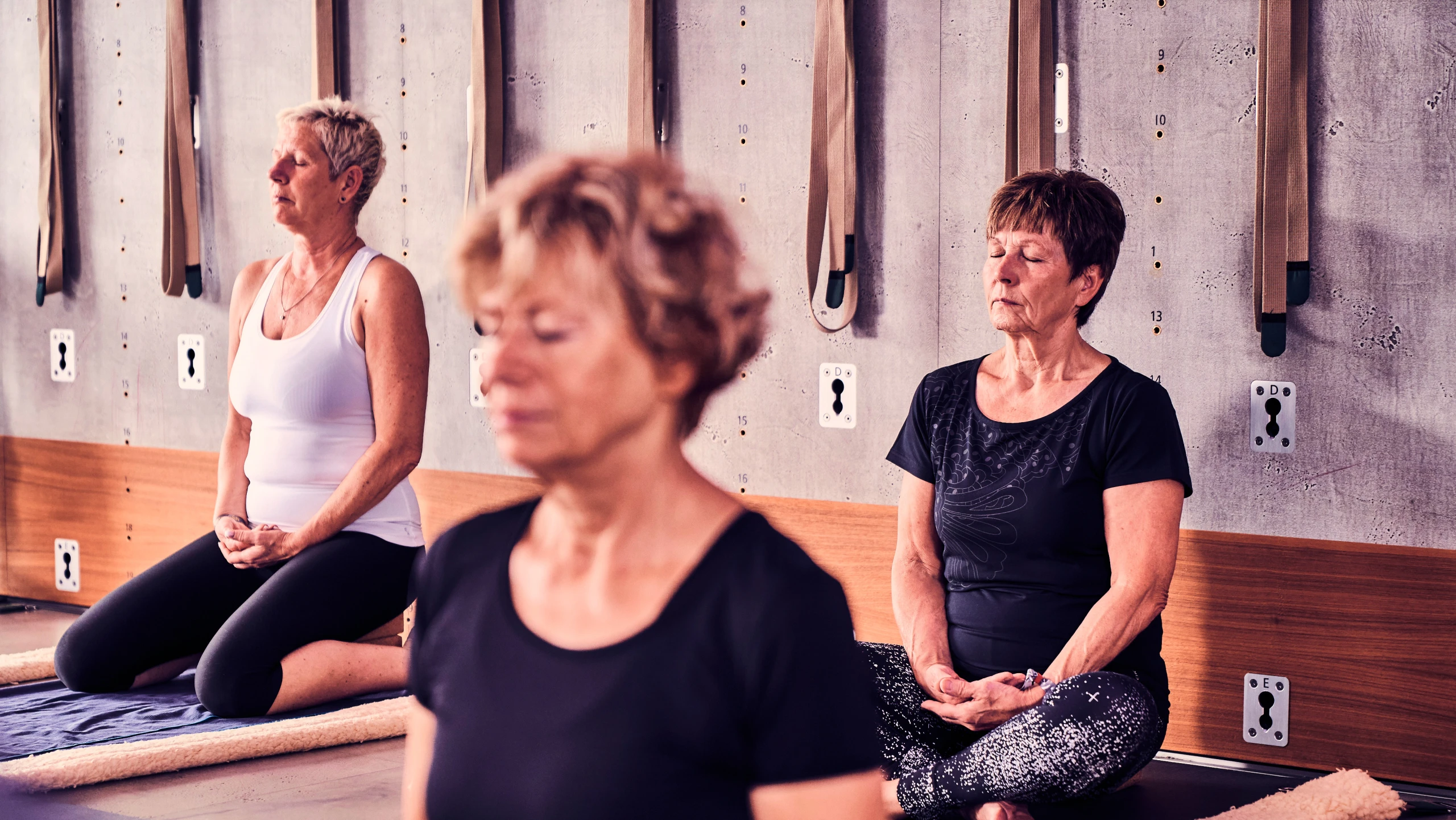 Weitläufige Ansicht des Zen-Raums während einer Yoga-Session