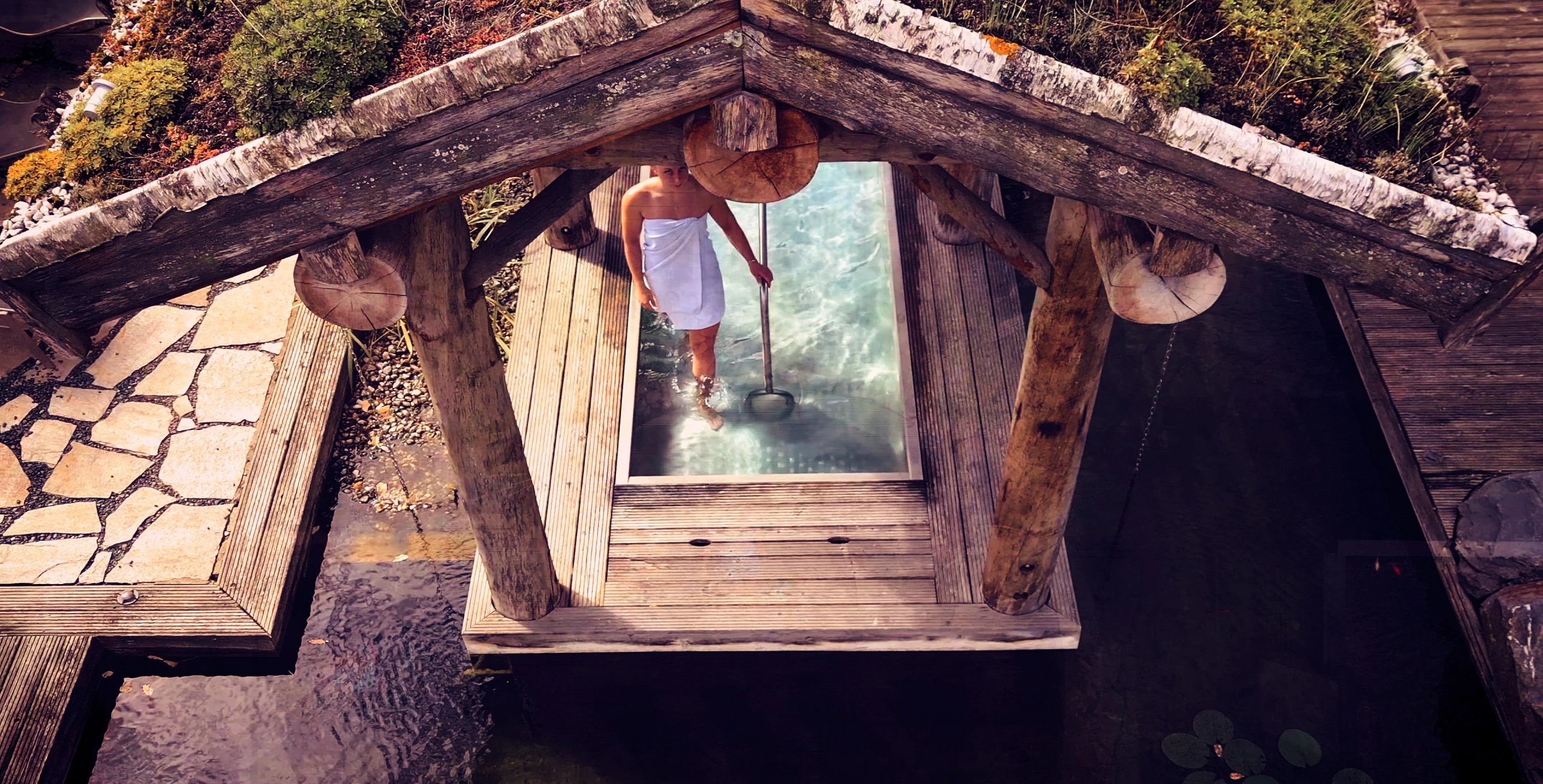 Luftaufnahme des weitläufigen Saunagartens mit Kneipp-Anlage im Freien Luftaufnahme des weitläufigen Saunagartens mit Kneipp-Anlage im Freien