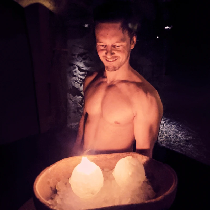 Saunameister-Zeremonie – individuelle Aufgüsse mit besonderen Düften und Peeling Saunameister-Zeremonie – individuelle Aufgüsse mit besonderen Düften und Peeling