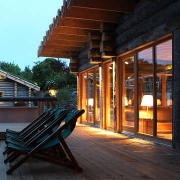 Liegestühle vor Sauna