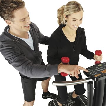 Frau mit Trainer beim Galileo-Training