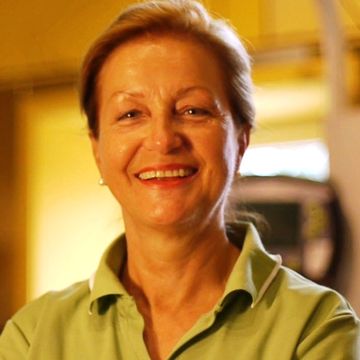 Frau beim Reha-Training